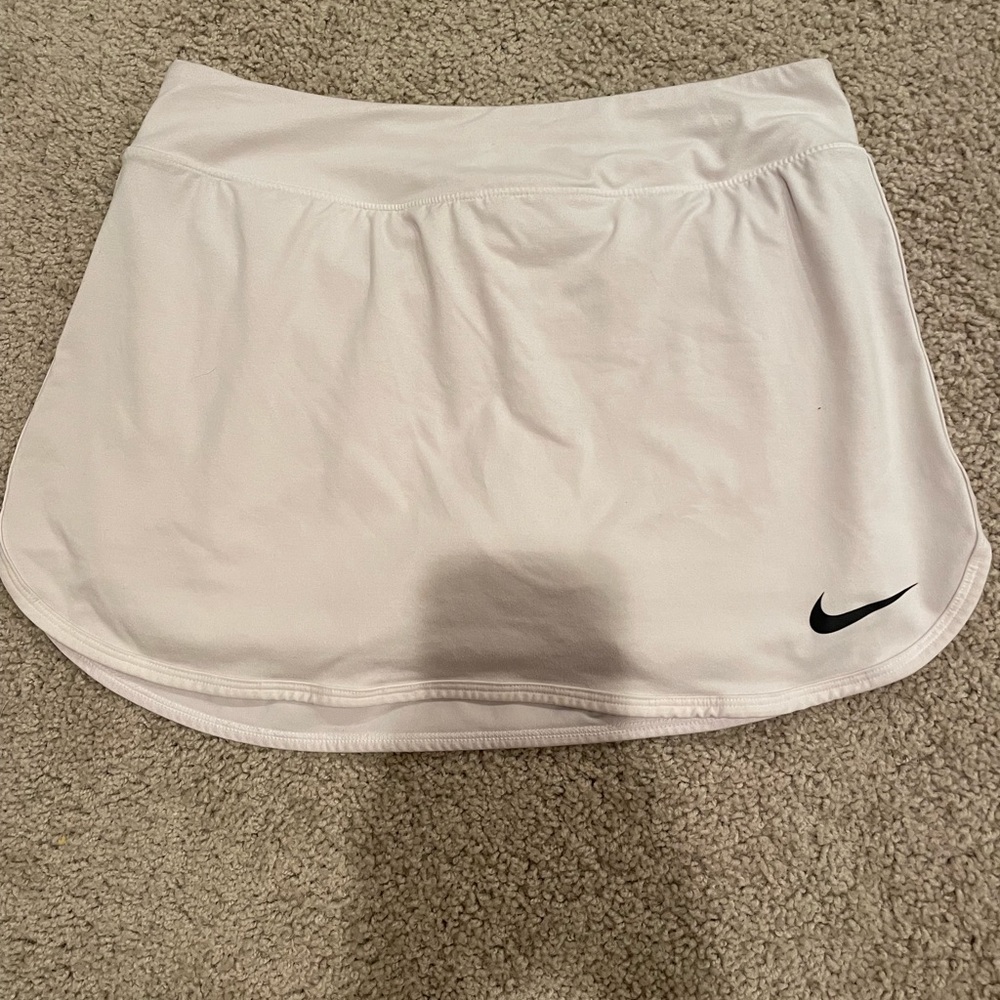 White Nike GOLF skirt !! worn a handful of times but no signs of wear or stains!